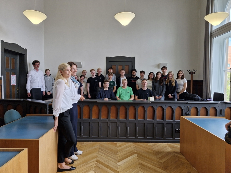 Gruppenbild im Gerichtssaal